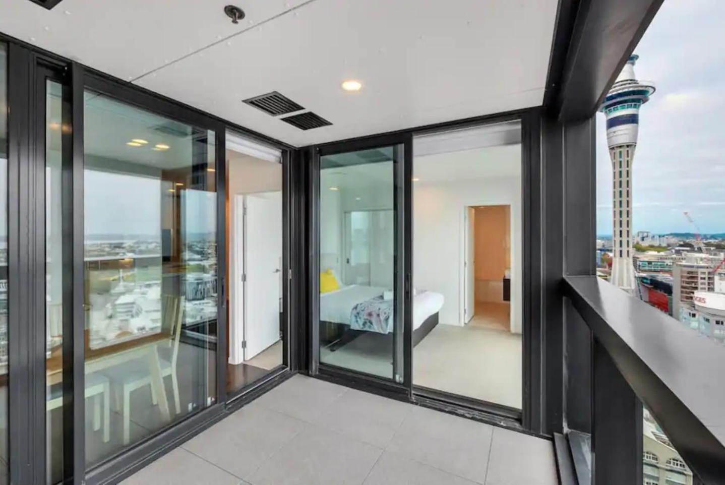 Top Floor Harbour View And Skytower View Apartment In Cbd Auckland Buitenkant foto